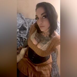 Meet Your Posher: Adi // Millennial Ghost 🖤💋👻